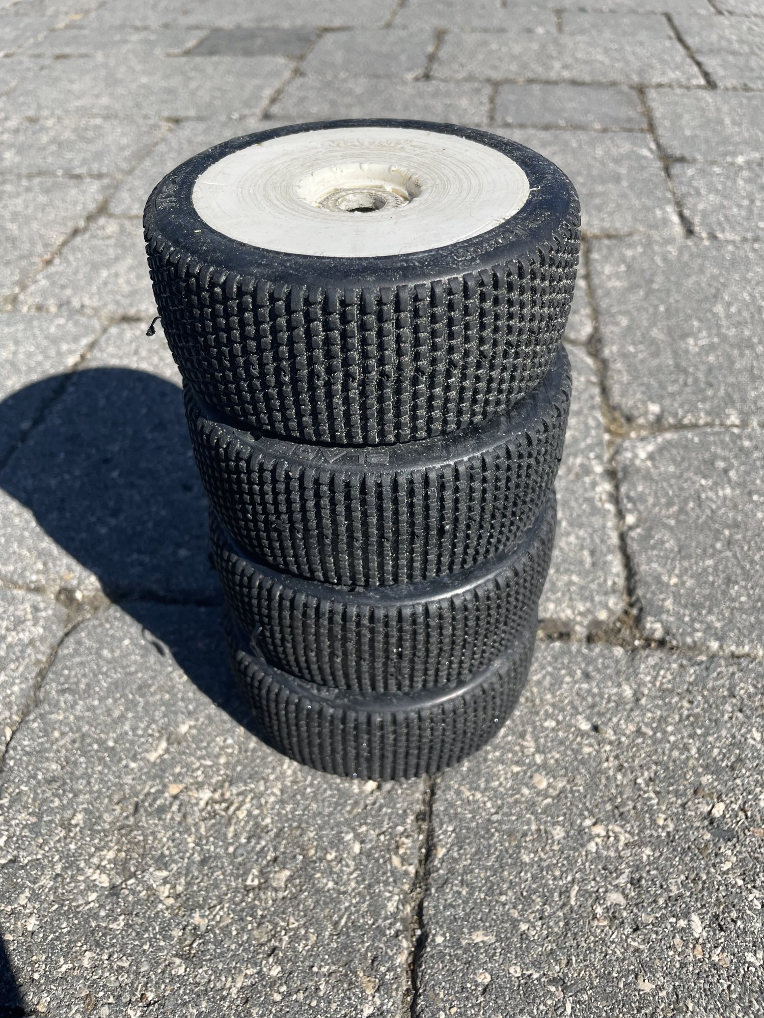 4 pneus TT 1/8 Medial Pro Blade – Gomme Medium – Neufs montés sur jantes – Prêts à rouler 20 €, Divers, Comme neuf, Plaisance du touch, petite annonce RC sur Pitboard